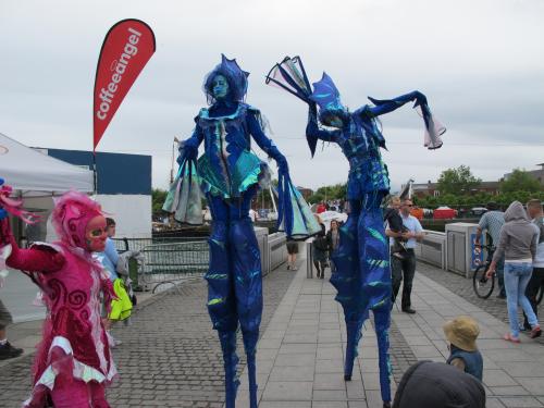 клоуны на дублинском приморском фестивале