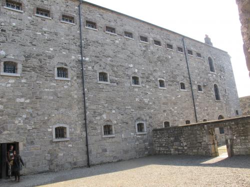 внутреняя стена тюрьмы Килмейхен
