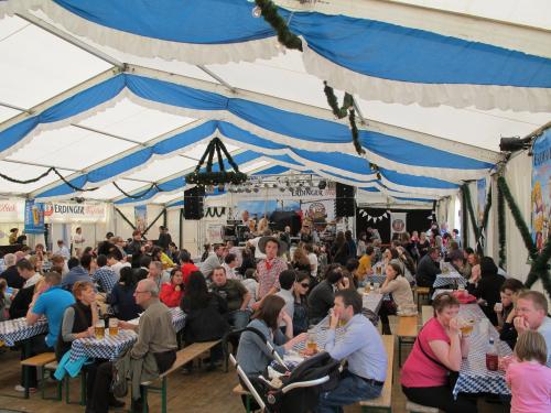 пивная палатка на пивном фестивале в Дублине
