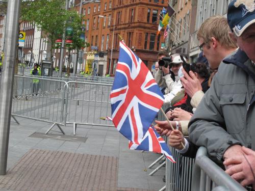 британский флаг на встрече королевы Елизаветы в Дублине