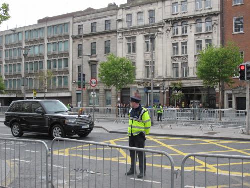 бронированный джип с британской королевой Елизоветой на улицах Дублина