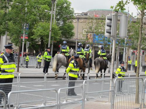 конная полиция готова к разгону противников визита британской королевы