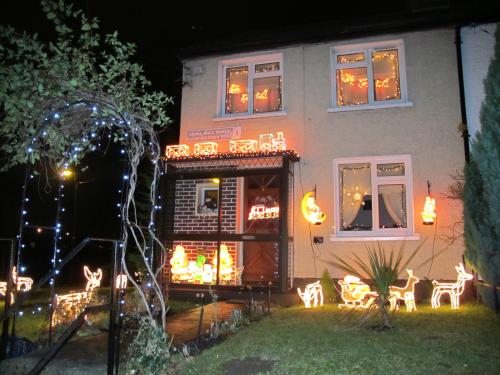 рождественская иллюминация на домах в Дублине