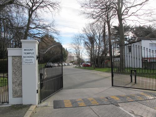 Въездные ворота школы Моунтэмпл